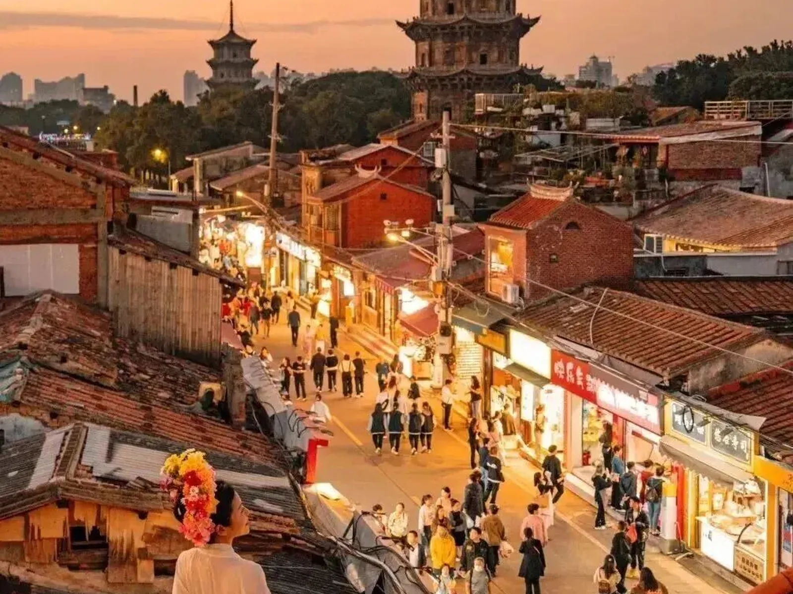 Historic southern Fujian streets glowing at dusk
