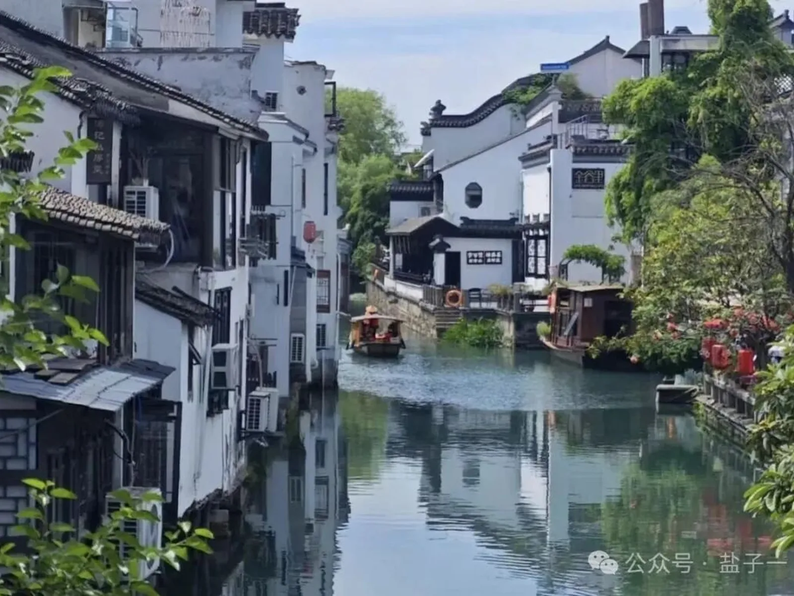 White houses and a quiet canal in a Jiangnan water town